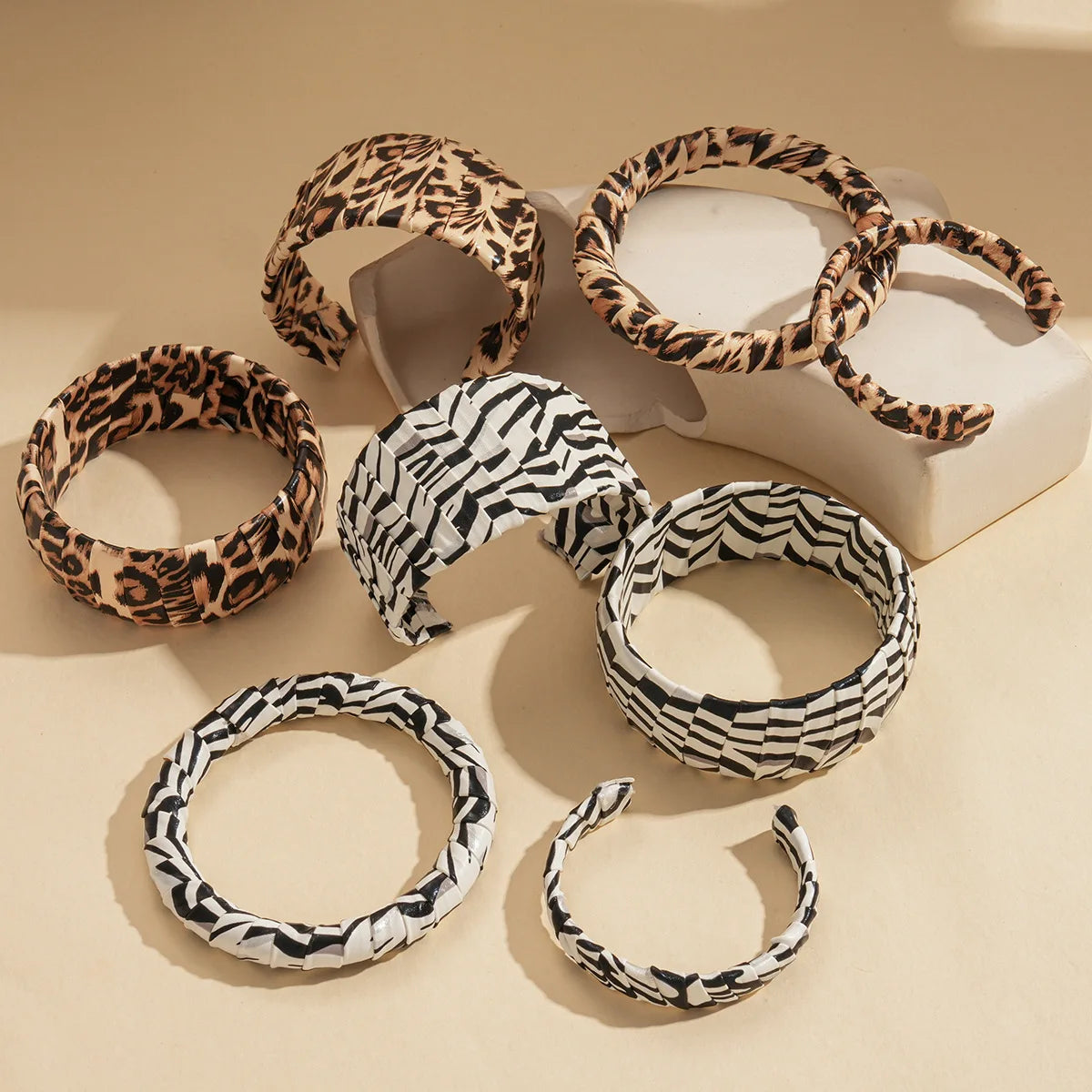 Vintage Leopard Print Cuff Bangles for Women Trendy Classic Leather Zebra Print Bracelet High-end Hand Fashion Jewelry Wedding B