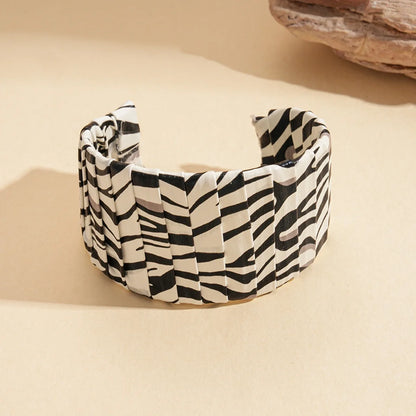 Vintage Leopard Print Cuff Bangles for Women Trendy Classic Leather Zebra Print Bracelet High-end Hand Fashion Jewelry Wedding B