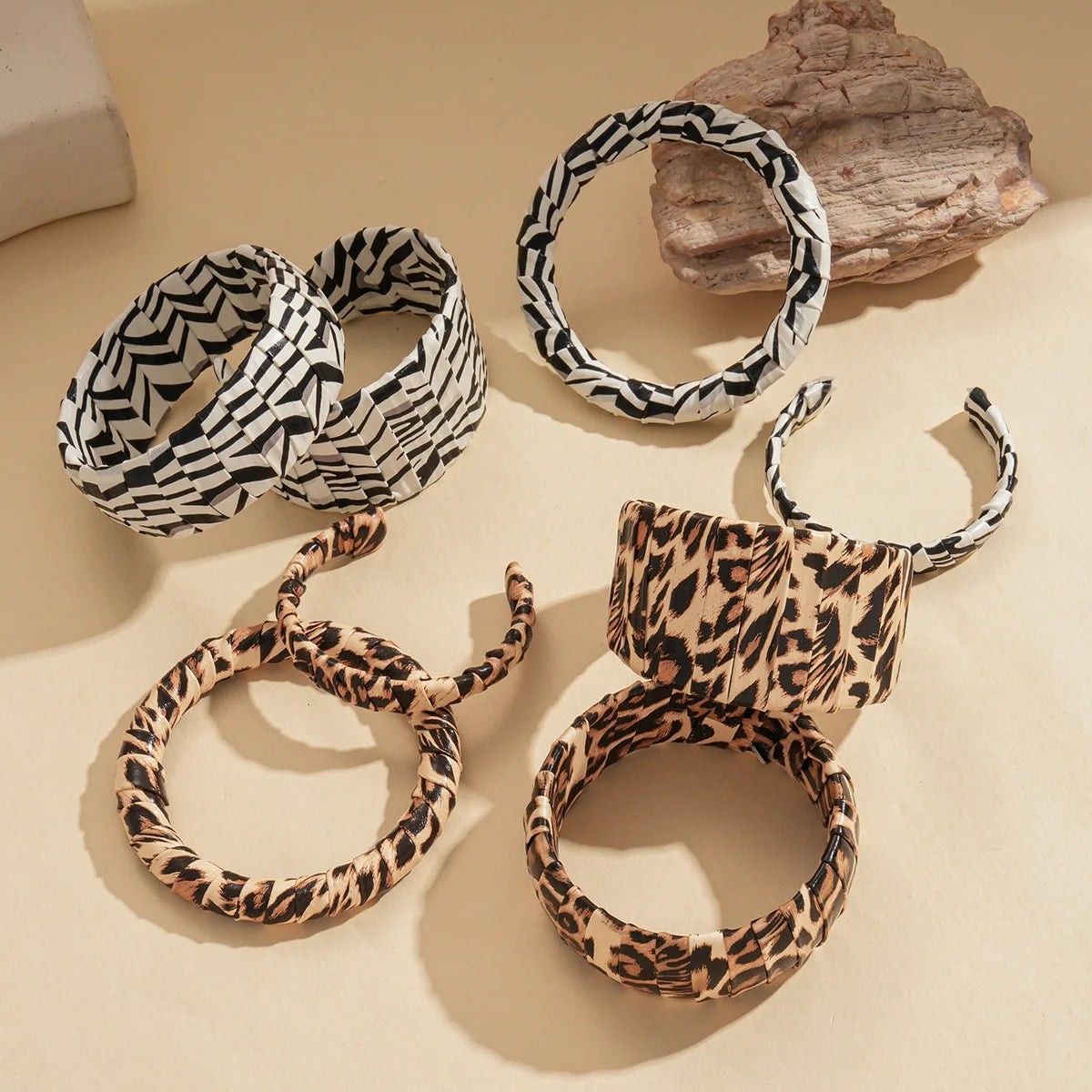 Vintage Leopard Print Cuff Bangles for Women Trendy Classic Leather Zebra Print Bracelet High-end Hand Fashion Jewelry Wedding B