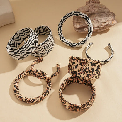 Vintage Leopard Print Cuff Bangles for Women Trendy Classic Leather Zebra Print Bracelet High-end Hand Fashion Jewelry Wedding B