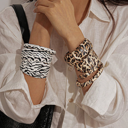 Vintage Leopard Print Cuff Bangles for Women Trendy Classic Leather Zebra Print Bracelet High-end Hand Fashion Jewelry Wedding B