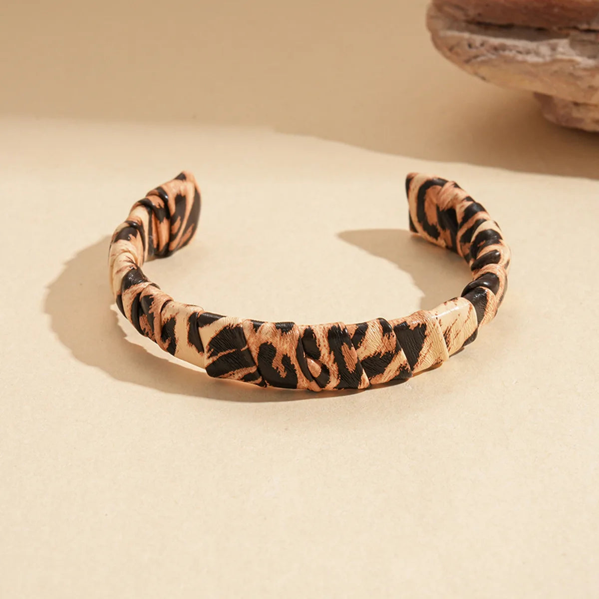 Vintage Leopard Print Cuff Bangles for Women Trendy Classic Leather Zebra Print Bracelet High-end Hand Fashion Jewelry Wedding B
