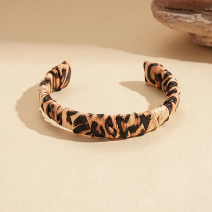 Vintage Leopard Print Cuff Bangles for Women Trendy Classic Leather Zebra Print Bracelet High-end Hand Fashion Jewelry Wedding B