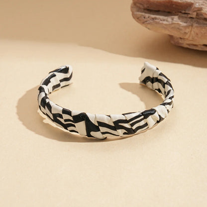 Vintage Leopard Print Cuff Bangles for Women Trendy Classic Leather Zebra Print Bracelet High-end Hand Fashion Jewelry Wedding B