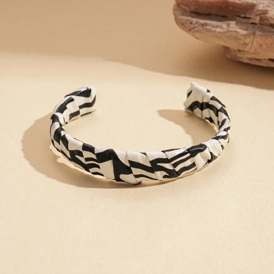 Vintage Leopard Print Cuff Bangles for Women Trendy Classic Leather Zebra Print Bracelet High-end Hand Fashion Jewelry Wedding B